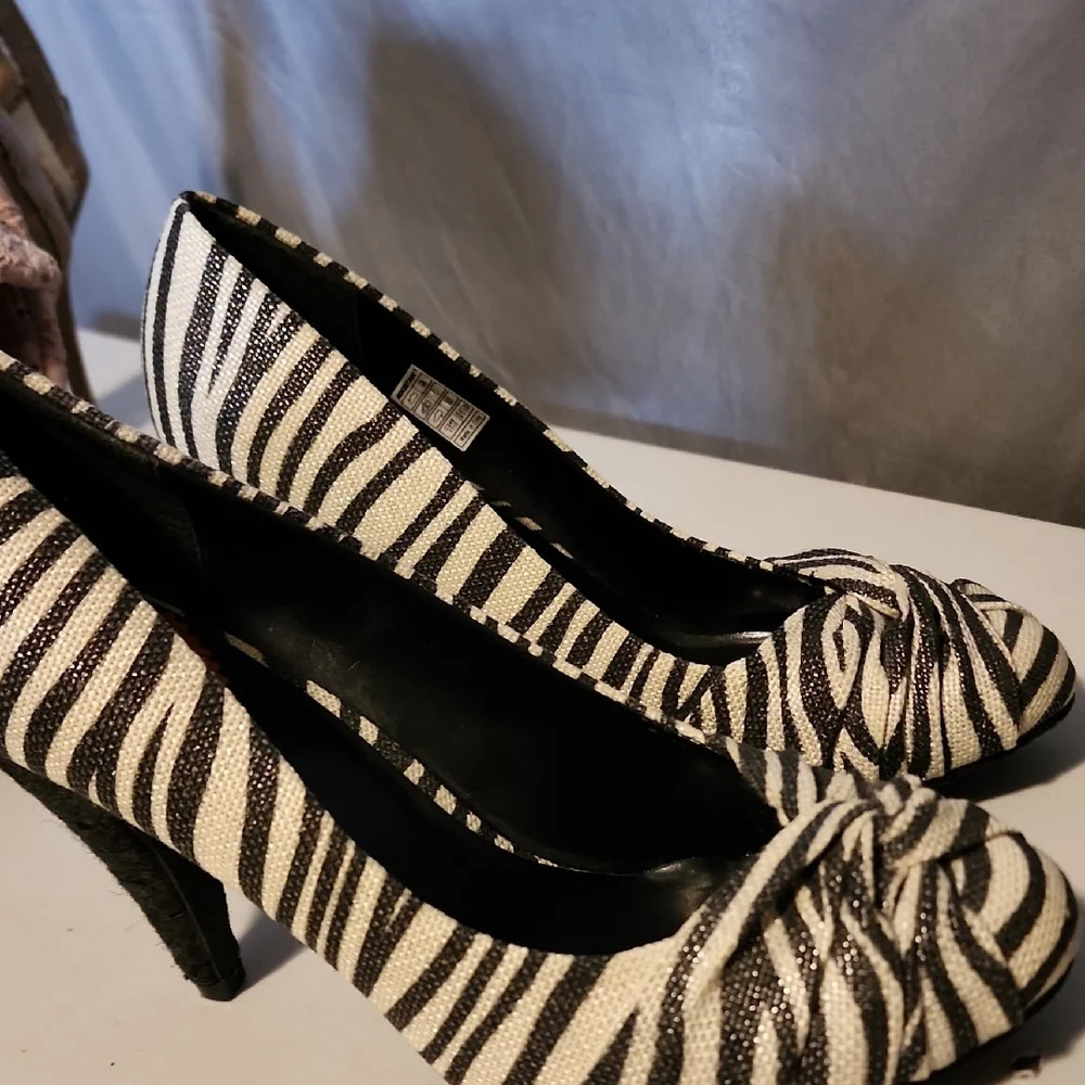 Rocket Dog Black and White Zebra Print Heels - Picture 9 of 11